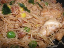 Fidea de orez cu legume-prim plan